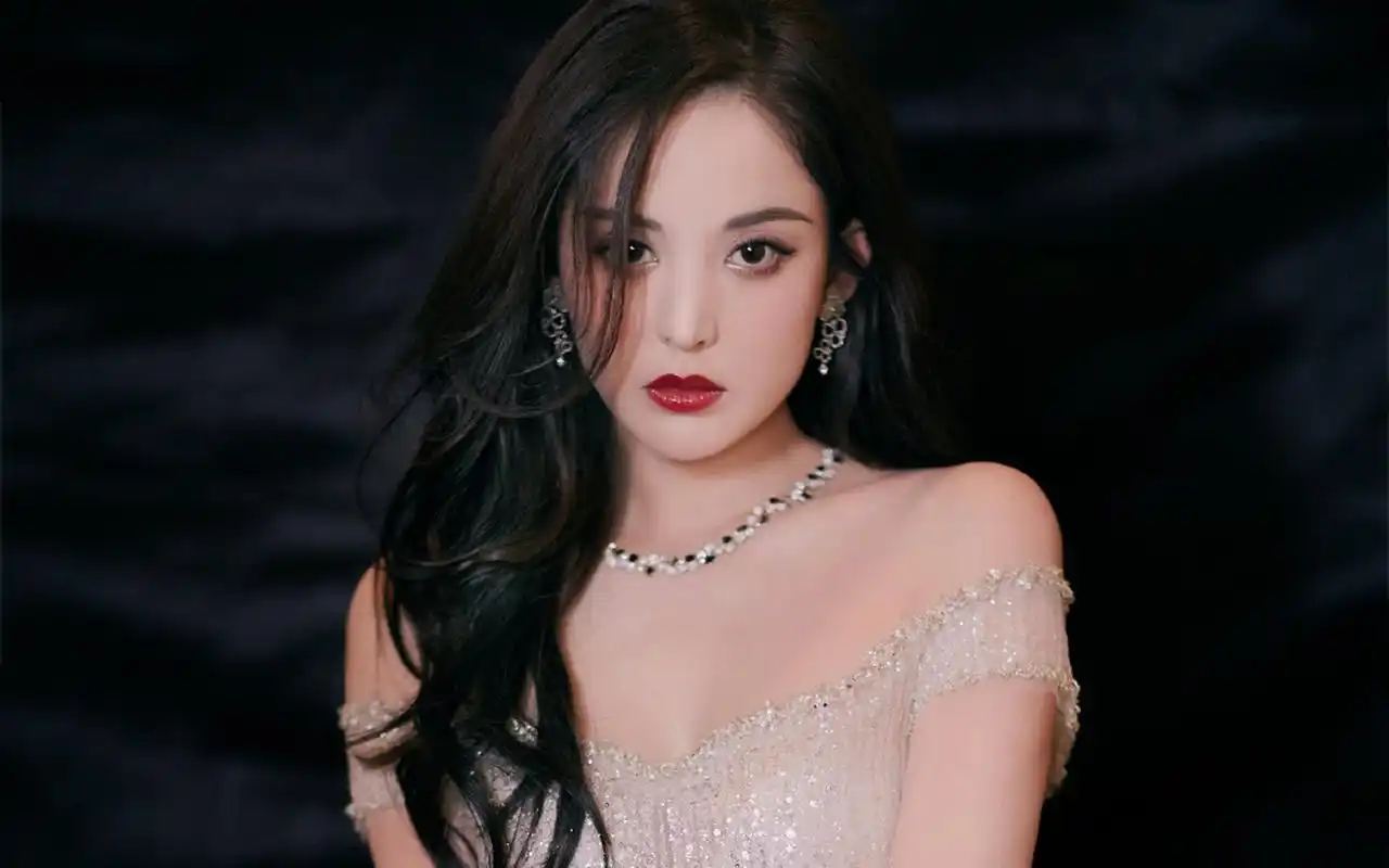 古力娜扎妩媚动人写真桌面壁纸