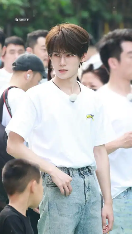 张真源跑男陪小朋友打篮球