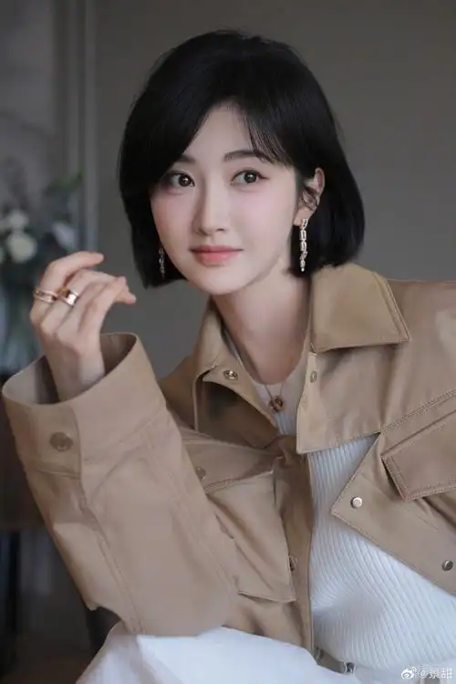 景甜短发搭配驼色皮衣妆容精致温柔甜美