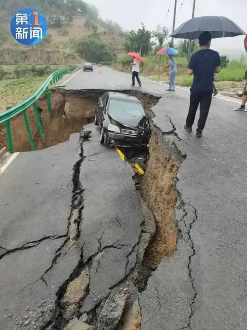 榆林山体滑坡瞬间被拍!黄土倾泻而下!