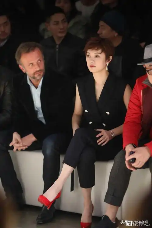 孙俪气质不一般!身穿西装连体裤霸气干练,标志性短发洒脱帅气