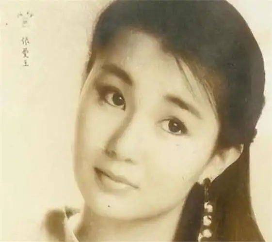 张曼玉小时候天生丽质,从出生就是一个美人胚子,整个人展现出了清新