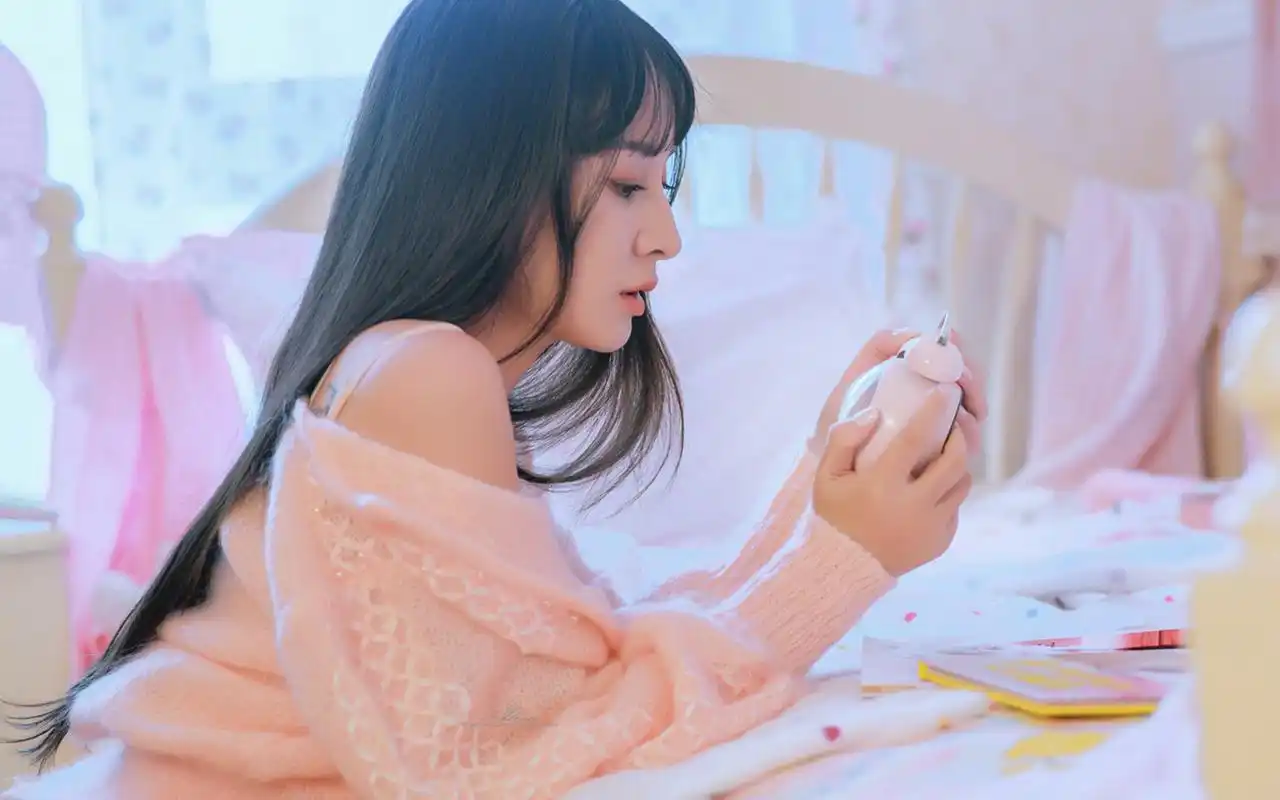 长发美女性感粉嫩写真桌面壁纸