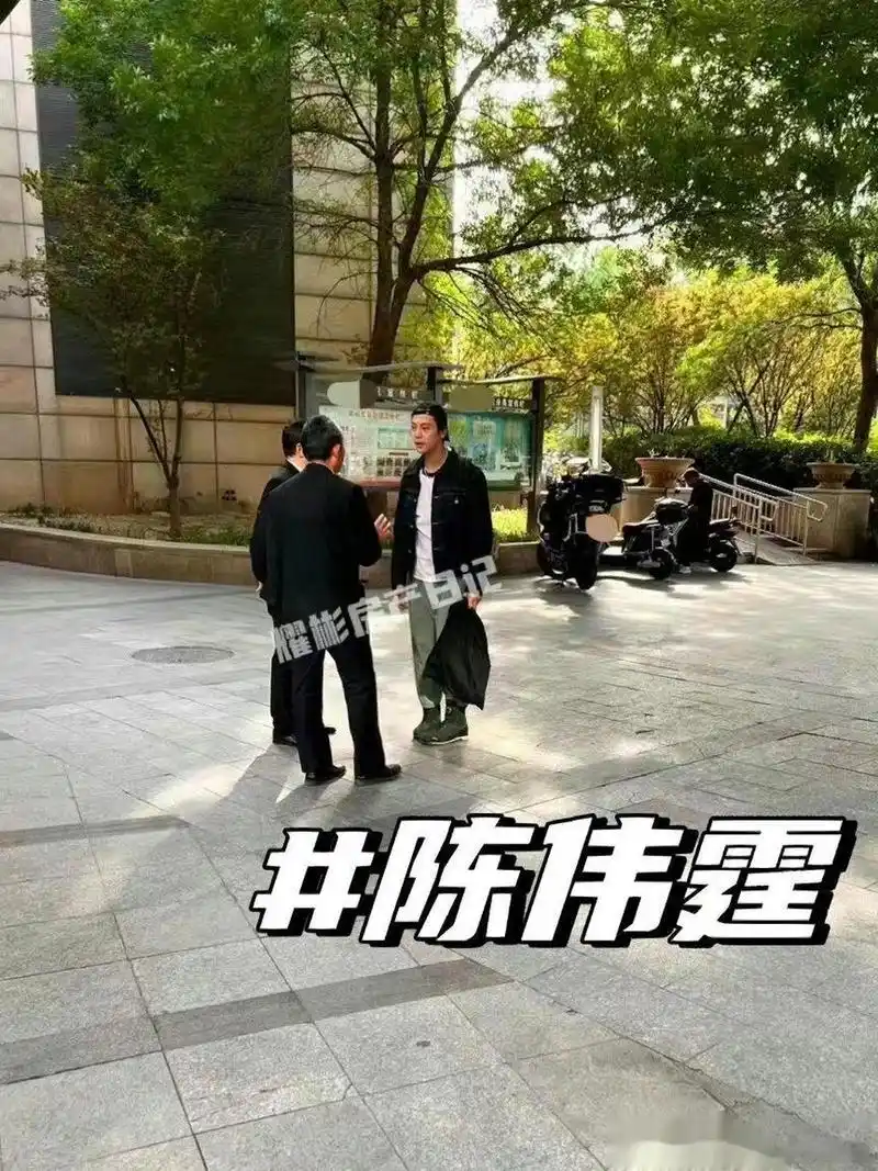 陈伟霆乱停摩托车挨训##陈伟霆挨训内八字#你看陈伟霆的站姿就知道挨