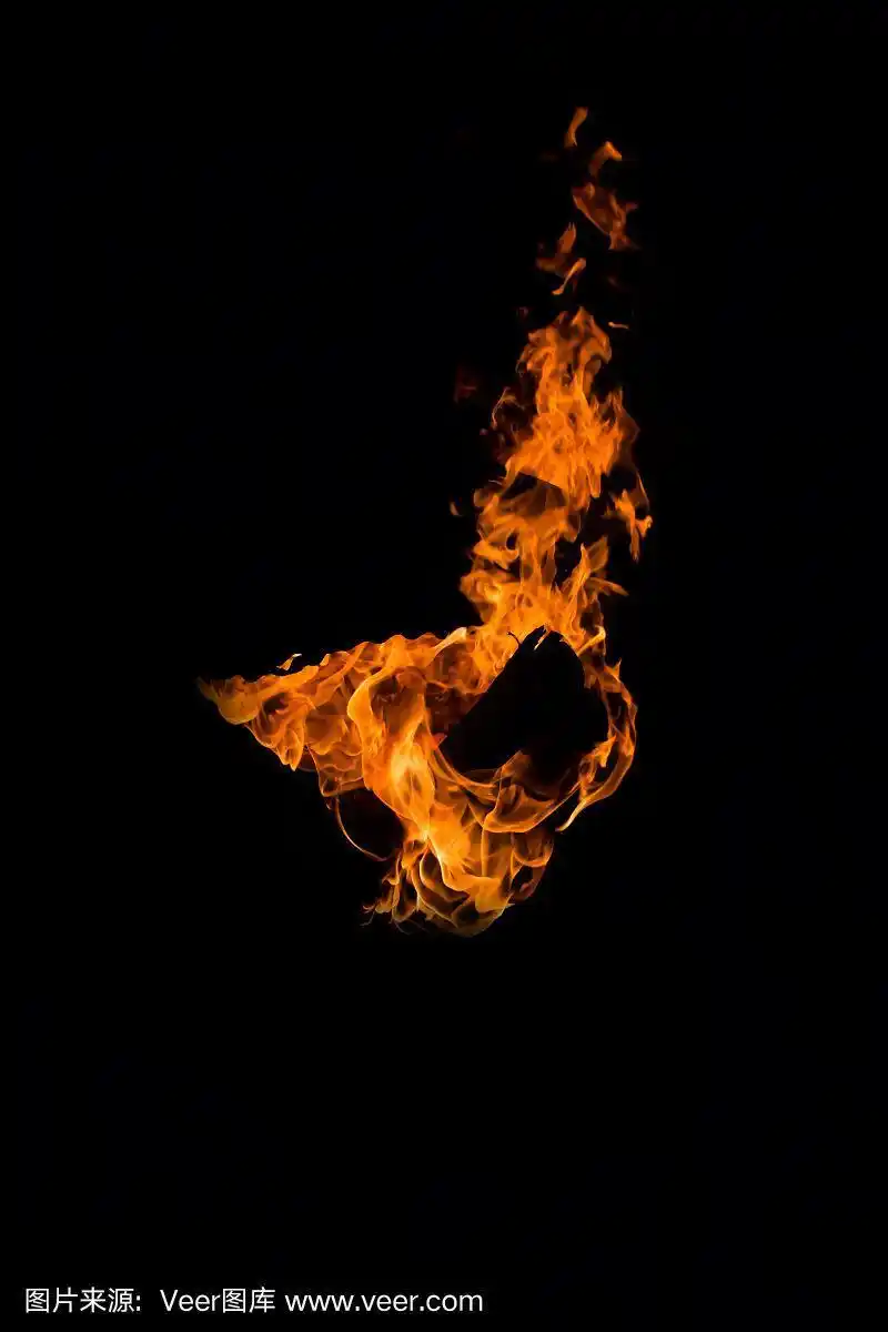 火焰在黑色背景上燃烧