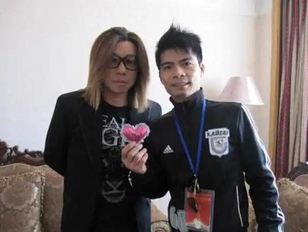 郭峰,1962年出生于四川一个音乐世家,父亲郭科会是著名军旅作曲家