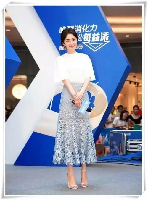 赵雅芝尤物身材好惊艳穿花朵上衣搭半身鱼尾裙凹凸感无敌