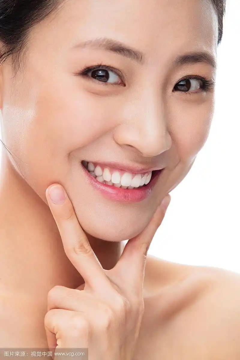 做"耶"手势的青年女人