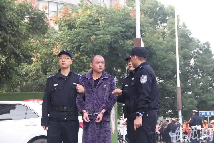 南陵警方武装押解5名涉恶主犯指认犯罪现场