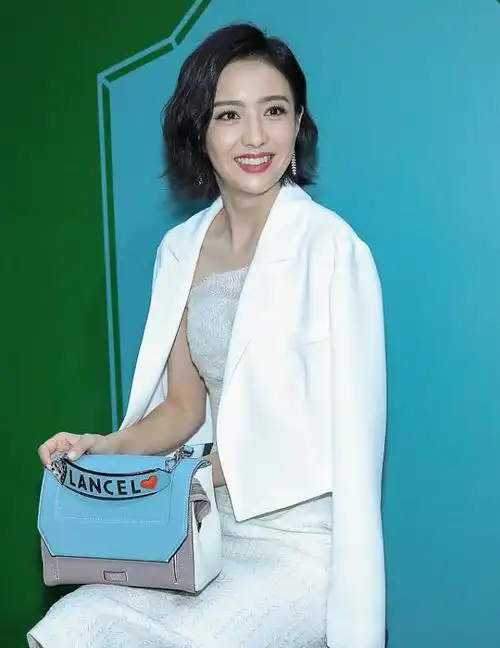 佟丽娅换发型,将头发烫卷再做个斜偏分,气质不是一般好!