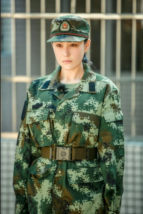 张馨予作为唯一的女演员,刚开始并没有受到严厉教官何捷的喜欢.