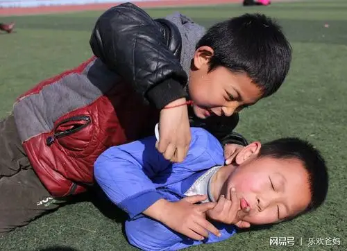 孙子把别人推下8级台阶爷爷不是他的错别让宠爱害了孩子