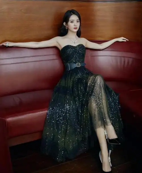 赵丽颖产后衣品大变,穿"星河裙"配波浪卷,才知她的脸有多高级