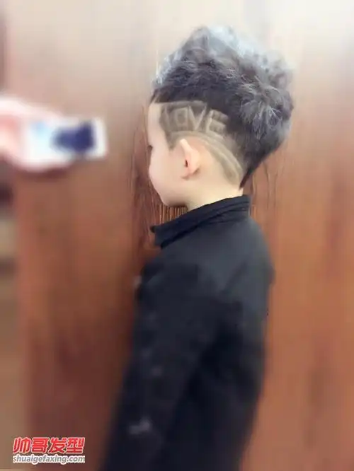 当然我们并不鼓励小孩子染发烫发,适当的做下雕刻发型倒是不错的选择.