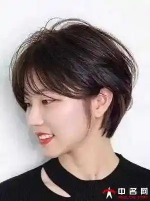 女生夏季清爽短发发型最近流行的短发推荐