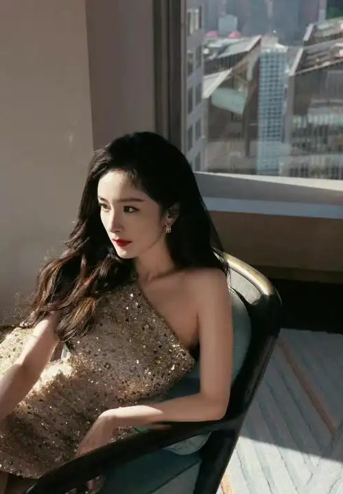 大波浪发型的杨幂在今年相约雅诗兰黛,简直是美到极致的气质名媛呀!