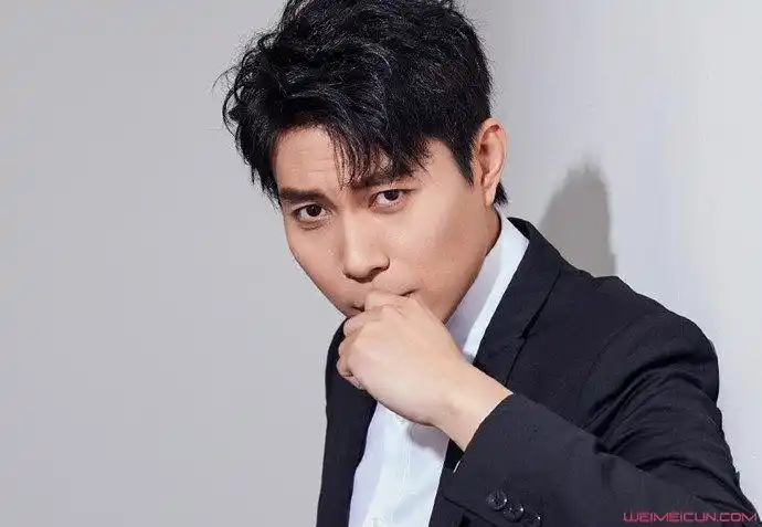 据网上消息,开心麻花艾伦结婚了,老婆比他小4岁,名叫朱微玮,也是开心