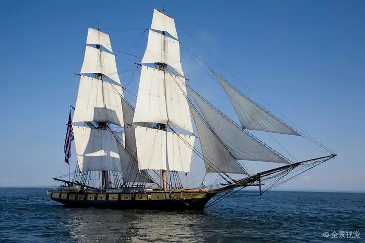 高桅横帆船_美国国旗_航行_蓝色背景_水_高清图片_全景视觉