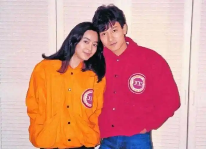 刘德华半拥着妻子,与其十指紧扣,同时也对媒体说:"这是我太太,我希望