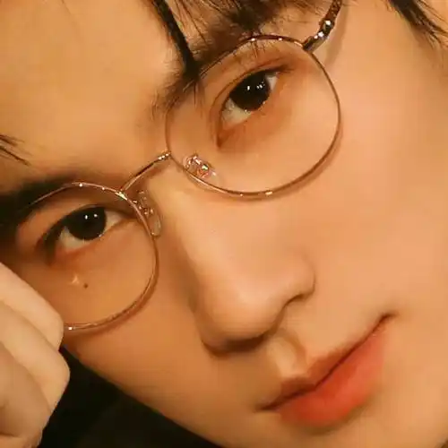 张真源条纹衬衫 棕色西装,戴眼镜的张张鲨我,复古港风帅哥