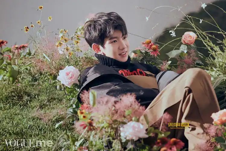 开学季来临 新新学子王源清新可爱