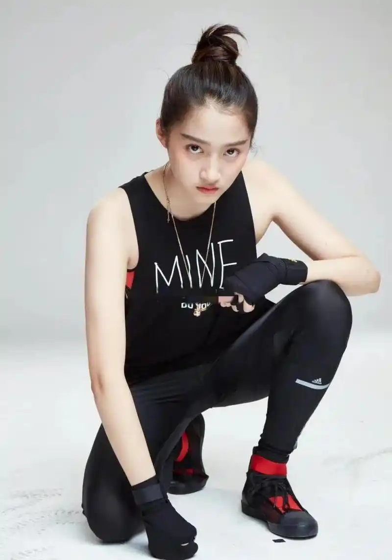 关晓彤紧身裤定妆照 67