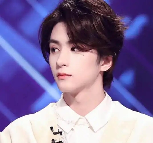 青春有你1出道名单(《青春有你》偷录成团秀,粉丝聚集成团名单已出,邓