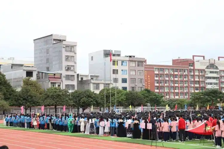 运动点亮青春,拼搏成就梦想——都安二高第33届校运会圆满举行_赛场