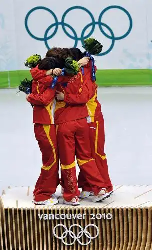 2月24日,中国选手在献花仪式上拥抱庆祝.新华社记者 陈晓伟 摄