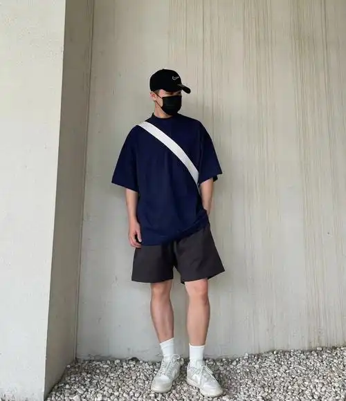 看起来非常宽宽松又修饰身形 很显瘦的一件t-下身搭配一件深灰色宽松