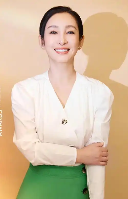 才貌双全的秦海璐,时尚俏丽,魅力无限的写真照!__财经头条