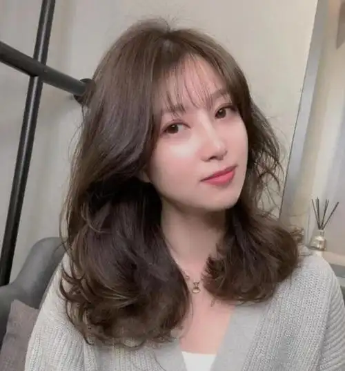 层次感中长发发型,显得格外的淑女