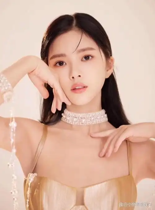 杜淳老婆王灿晒美照,一身绿色打扮又嫩又漂亮,网友吐槽太想火了