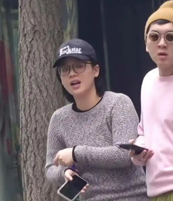 好唯美!马思纯张哲轩路边秀恩爱,网友一看男方恩爱方式,真油腻