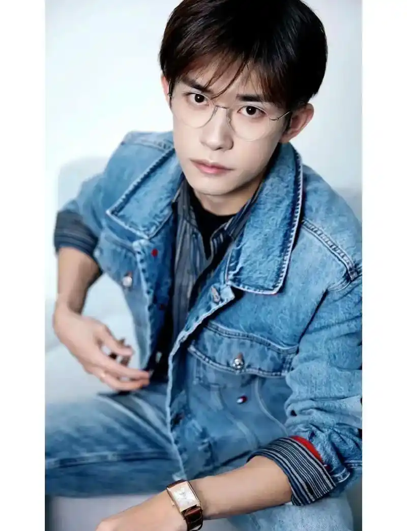 0帅迷糊啦.易烊千玺眼镜杀 2.0帅迷糊 - 抖音