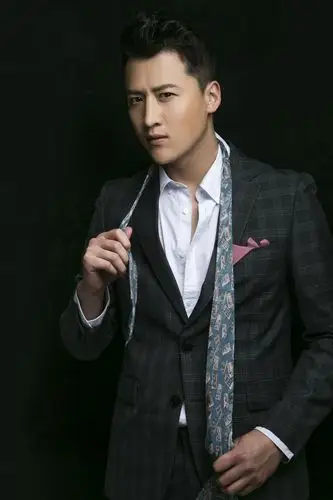 内地男演员初鹏旭 黑白艺术写真