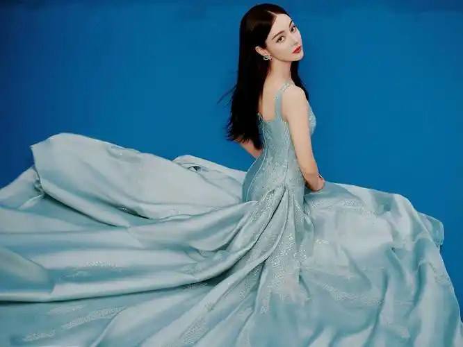 迪丽热巴穿蓝色长裙梦回高雯!