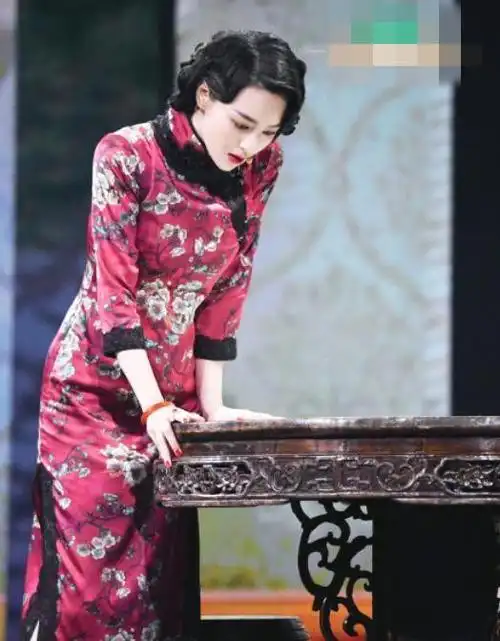 张馨予婚后首秀 旗袍装亮相女人味十足