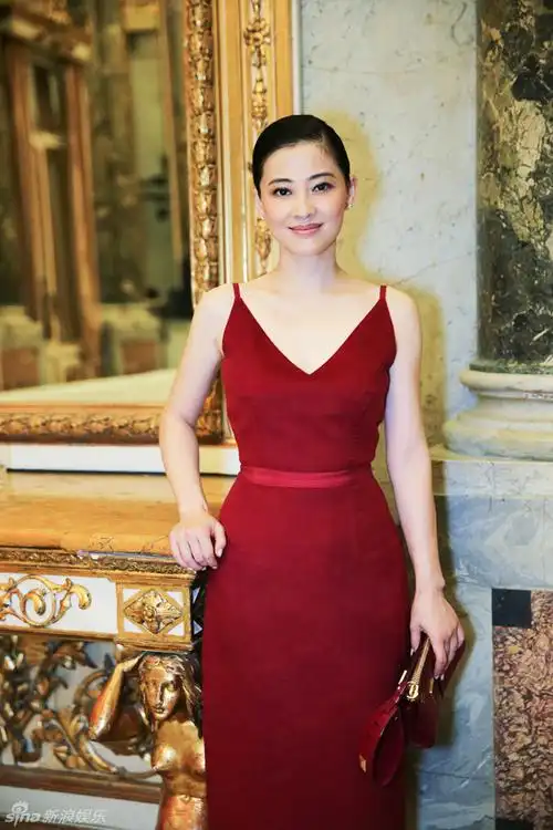 组图:梅婷米兰时装周红裙华贵 深v优雅知性