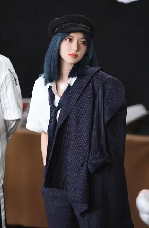 瞬间心动了,rose朴彩英和程潇都是留着蓝色头发的女爱豆,那么你们觉得