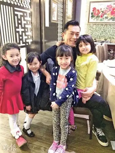 古天乐被4小女孩偷吻考虑收干女儿