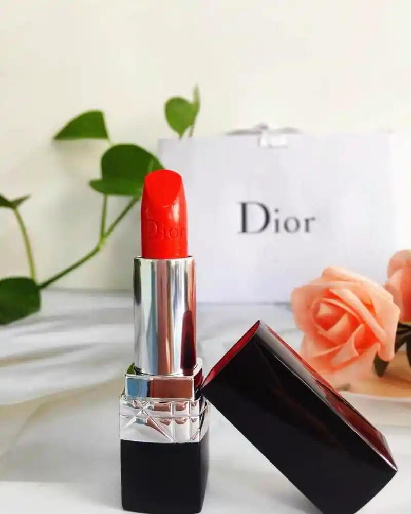 迪奥999 迪奥999哑光版的口红质地虽然是哑光的,但是一点也不会干