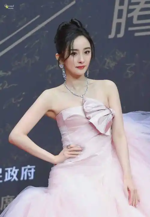 34岁杨幂,星光大赏造型宛如仙子,演泽时尚甜美少女心_蝴蝶结_身材
