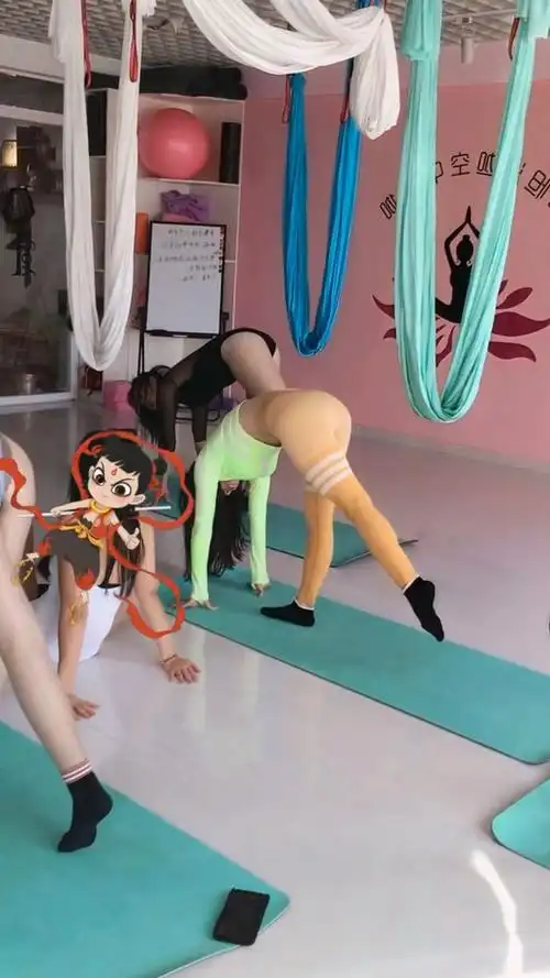 瑜伽下腰动作大家很努力