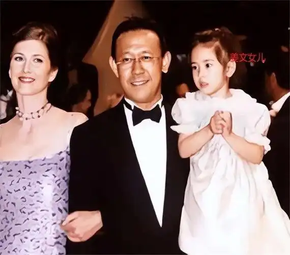 姜文周韵一家四口同框俩儿子罕露正面身高惊人长相都随父亲