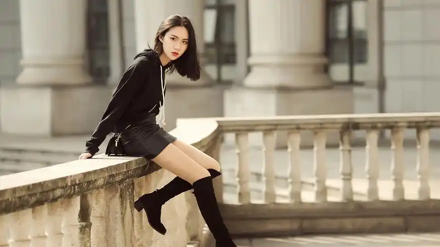 靓丽长腿美女户外写真高清宽屏桌面壁纸