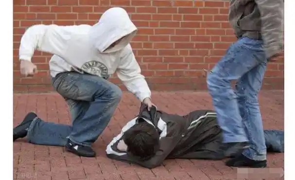 两女生宿舍内被迫互扇耳光和踢打 警方:打人者拘留10天罚款500元