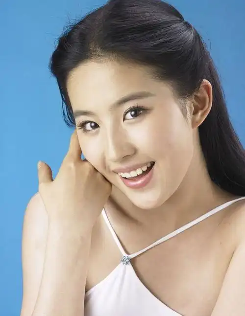 刘亦菲早期代言广告图片小白裙搭配披肩长发满满都是少女感