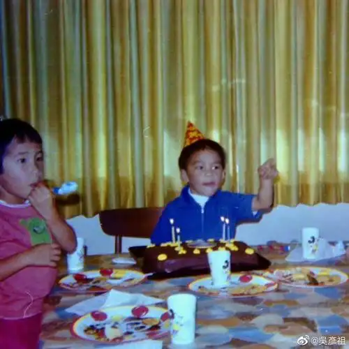 吴彦祖晒童年照低调庆生47岁便直言自己老了超高颜值遗传爸妈