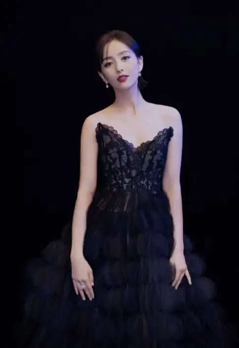 67佟丽娅身材娇小却有料,穿黑色吊带裙婀娜多姿,39岁完美御姐范